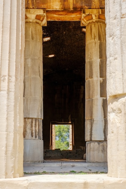 Foto mirando hacia arriba la vista de los famosos pilares del templo griego en grecia