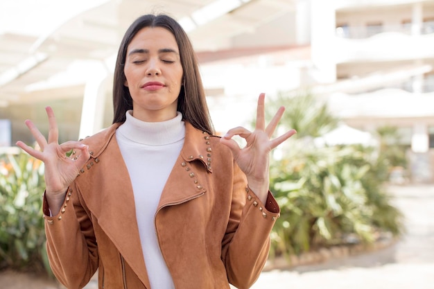 Mirando concentrado y meditando sintiéndose satisfecho y relajado pensando o tomando una decisión