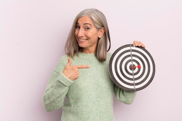 Foto mirando emocionado y sorprendido apuntando hacia un lado