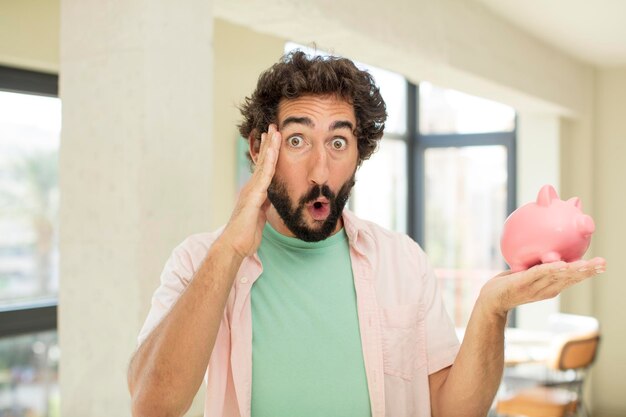 Foto mirando feliz asombrado y sorprendido