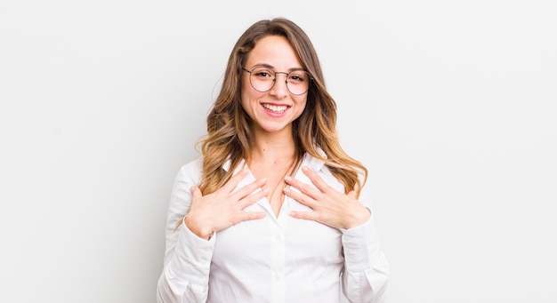 mirando feliz sorprendido orgulloso y emocionado señalando a sí mismo