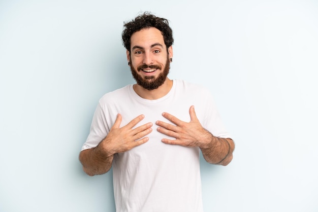 mirando feliz sorprendido orgulloso y emocionado señalando a sí mismo