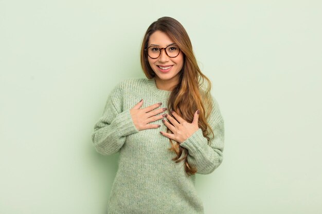 mirando feliz sorprendido orgulloso y emocionado señalando a sí mismo