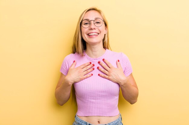 Foto mirando feliz sorprendido orgulloso y emocionado señalando a sí mismo