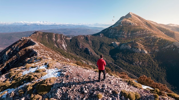 Mirando el horizonte desde el pico Fragineto Los Pirineos y la Sierra de Guara a través de los ojos de un hombre