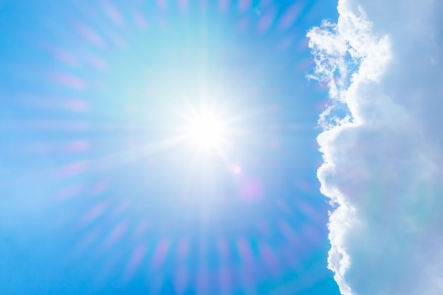 Foto mirando a niza cielo azul con rayo de sol y cielo nublado, fondo de naturaleza