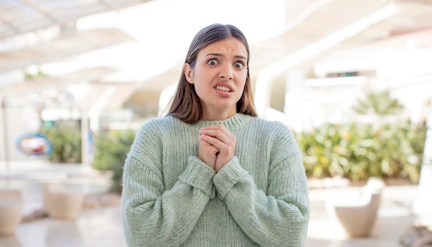 Mirando preocupado estresado ansioso y asustado entrando en pánico y apretando los dientes