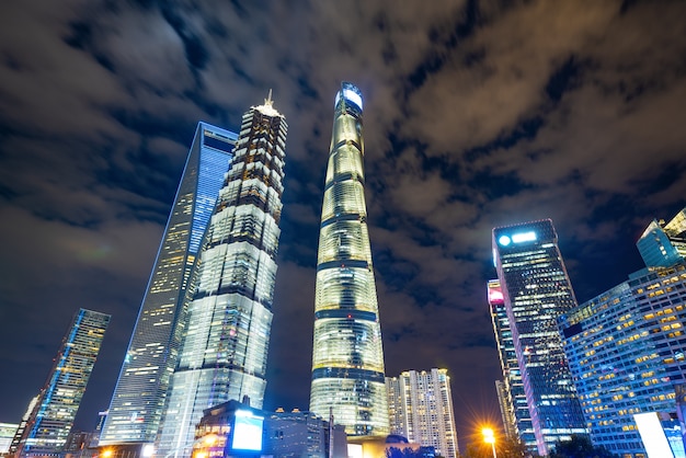 Mirando hacia los rascacielos del centro financiero en la noche, Shangai, China