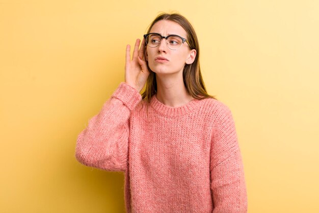 Mirando serio y curioso escuchando tratando de escuchar una conversación secreta o chismes escuchando a escondidas