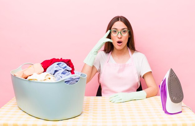 Mirando sorprendido al darse cuenta de una nueva idea o concepto de pensamiento