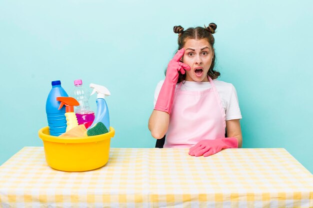 Mirando sorprendido al darse cuenta de una nueva idea o concepto de pensamiento