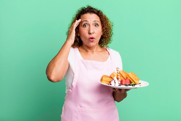 Mirando sorprendido al darse cuenta de una nueva idea o concepto de pensamiento