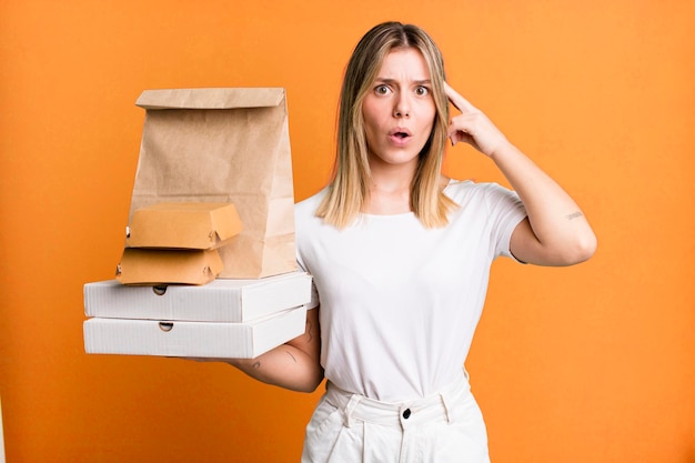 Mirando sorprendido al darse cuenta de una nueva idea o concepto de pensamiento