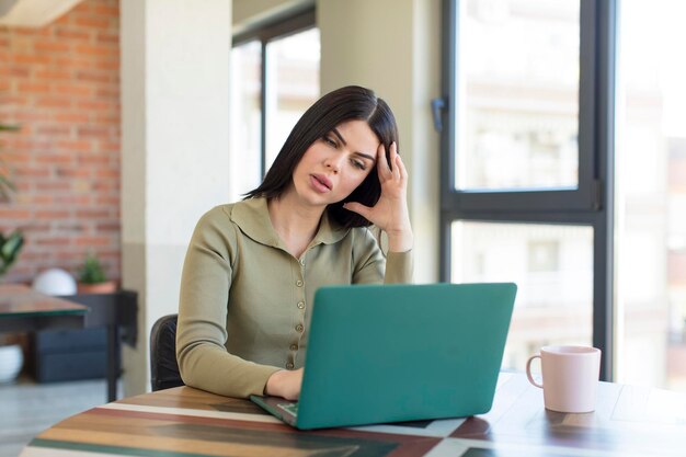 Mirando sorprendido al darse cuenta de una nueva idea o concepto de pensamiento