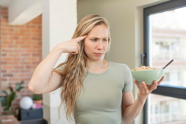 Mirando sorprendido al darse cuenta de una nueva idea o concepto de pensamiento