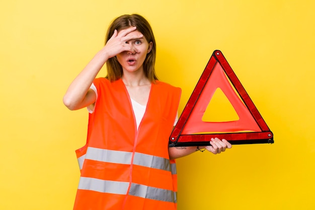 Foto mirando sorprendido asustado o aterrorizado cubriendo la cara con la mano