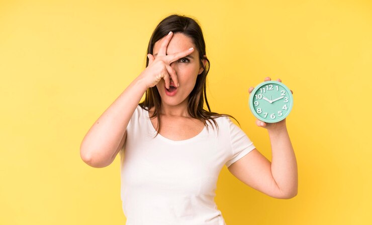 Foto mirando sorprendido asustado o aterrorizado cubriendo la cara con la mano