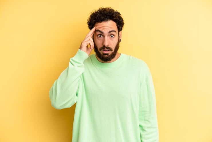 Foto mirando sorprendido con la boca abierta conmocionado al darse cuenta de una nueva idea o concepto