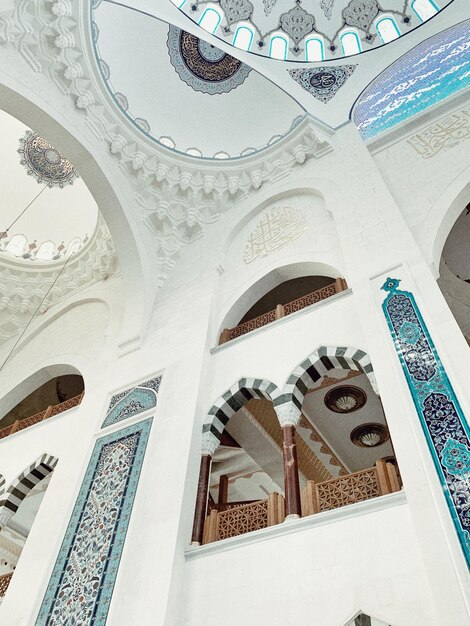 Foto mirando el techo de la mezquita