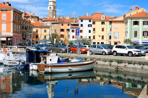 Mirando a través de la marina en Isola Eslovenia