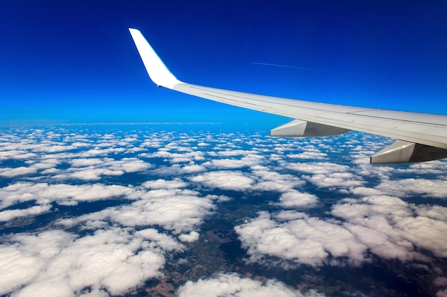 Mirando a través de la ventana del avión durante el vuelo en el ala