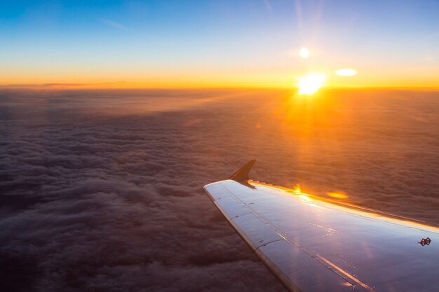 Mirando a través de la ventana del avión