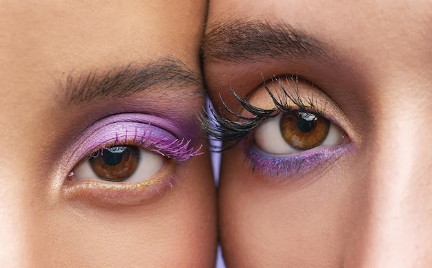 Míranos a los ojos y di que no te gusta el morado. Captura recortada de dos mujeres jóvenes con maquillaje morado.