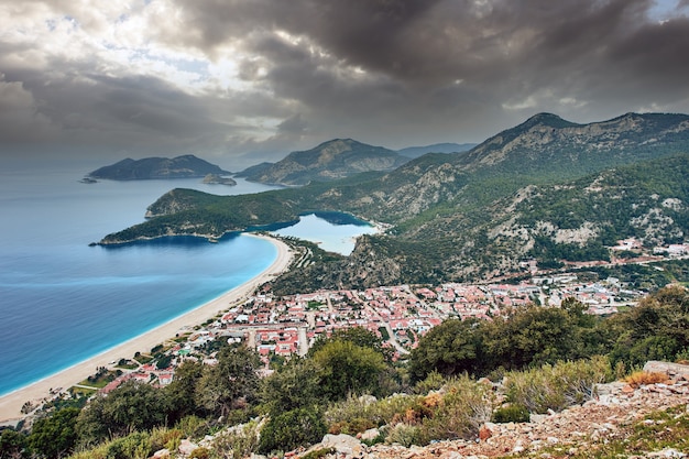 Mirante no caminho lycian com vista para a lagoa azul de Oludeniz, perto da cidade de Fethiye, na Turquia