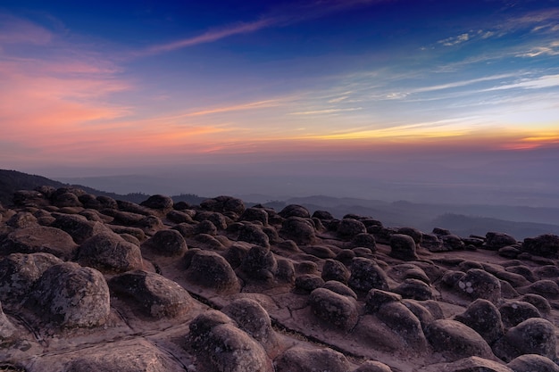 Mirante no pico da montanha de pedras nodulares ou Lan Hin Poom com o céu crepuscular do pôr do sol no Parque Nacional Phu Hin Rong Kla, na província de Phitsanulok, Tailândia