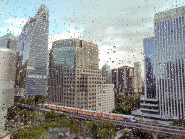 Foto mirar a través de la ventana después de llover