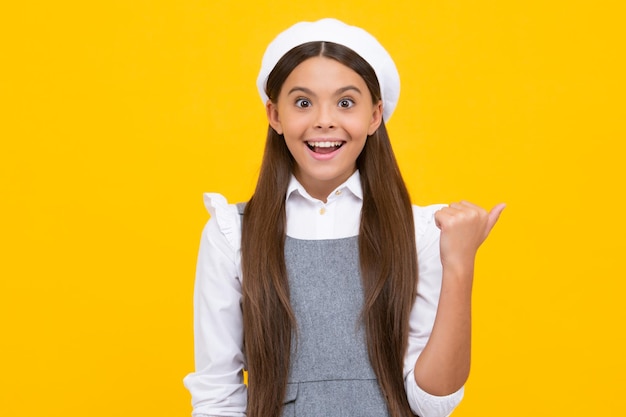 Mire el anuncio El niño adolescente señala a un lado muestra un espacio en blanco para la presentación de la idea de promoción de texto