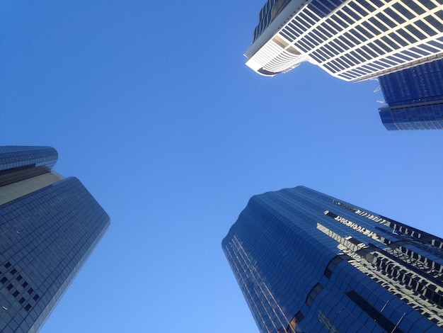 Mire hacia el cielo azul para ver edificios financieros de gran altura