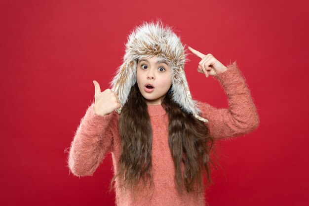 Mire este gorro cálido para el clima frío Sombrero de niña con orejeras fondo blanco Accesorio peludo suave Prendas de piel para el cuidado Sombrero suave de pelo largo para niños Disfrute de la suavidad Concepto de moda de invierno