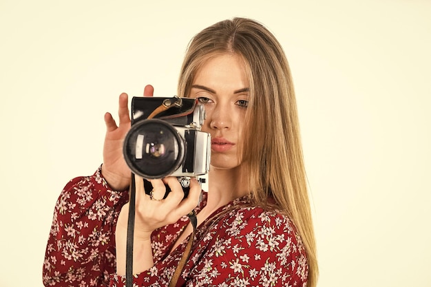 Mire más de cerca fotografiando vintage fotógrafa profesional calificada chica feliz hacer foto con cámara antigua tecnología moderna concepto reportera mujer con cámara retro