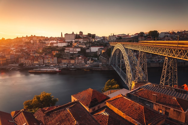 Mire Oporto con el río Duero y el famoso puente de Luis I, Portugal.