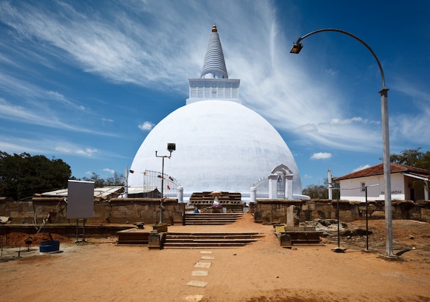 Mirisavatiya Dagoba (estupa) en Anuradhapura, Sri Lanka