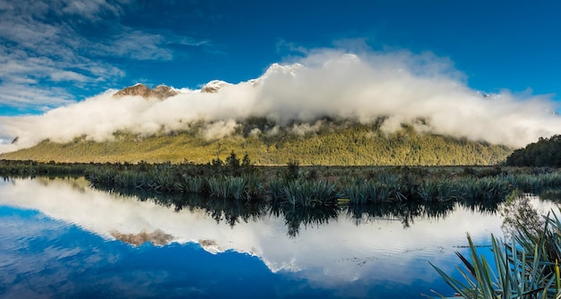 Mirror Lakes con reflejo de Earl Mountains Fjordland National Park Millford Nueva Zelanda
