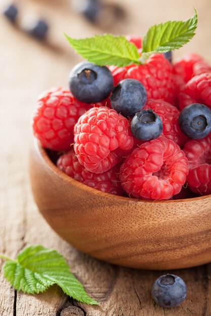 Mirtilo de framboesa frutas frescas na tigela de madeira