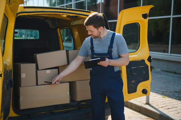 Mis entregas se realizan según lo programado Retrato de un repartidor descargando cajas de su furgoneta