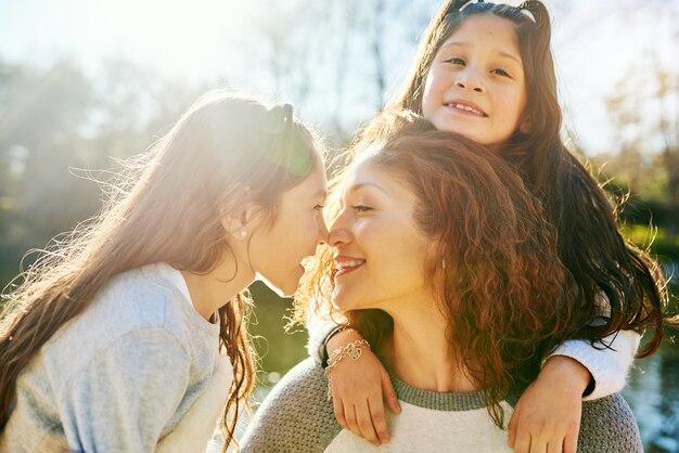 Mis niñas son tan preciosas Captura recortada de una hermosa joven madre y sus adorables hijas al aire libre