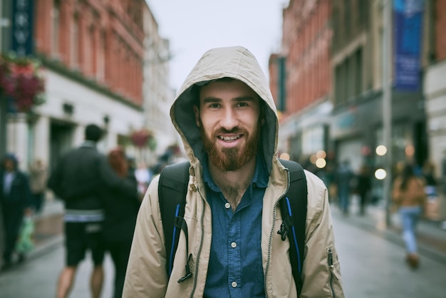 Mis pies me llevarán a donde sea que necesite ir Retrato recortado de un apuesto joven caminando por la ciudad