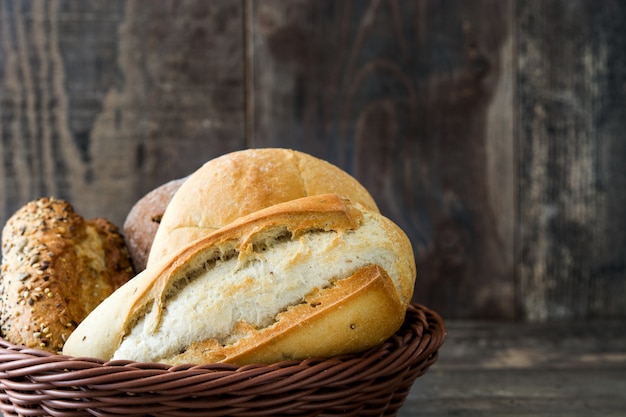 Mischbrot im Korb auf Holztisch