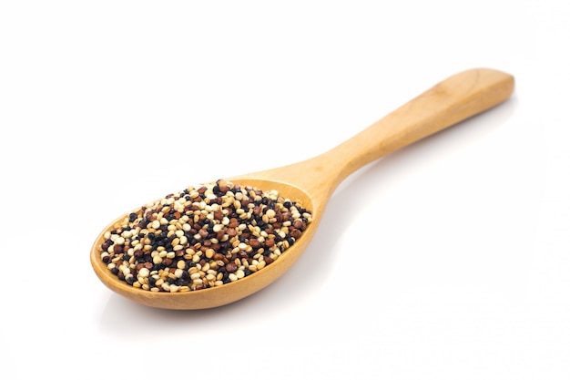 Mischen Sie die Samenquinoakörner (weiße Quinoa, schwarze Quinoa, rote Quinoa) in einen Holzlöffel