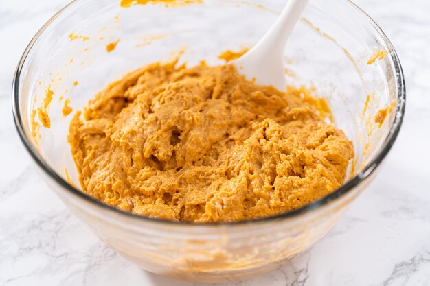 Mischen Sie die Zutaten in einer großen Glasrührschüssel, um Schokoladen-Kürbis-Bundt-Kuchen mit Toffee-Glasur zu backen.