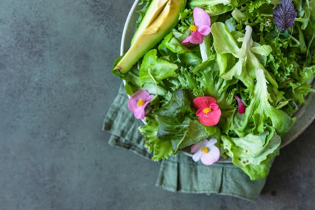 Mischen Sie frischen grünen Salat mit Rucola-Blättern Salat Spinat Rote Bete mit Sprossen und essbaren Blüten