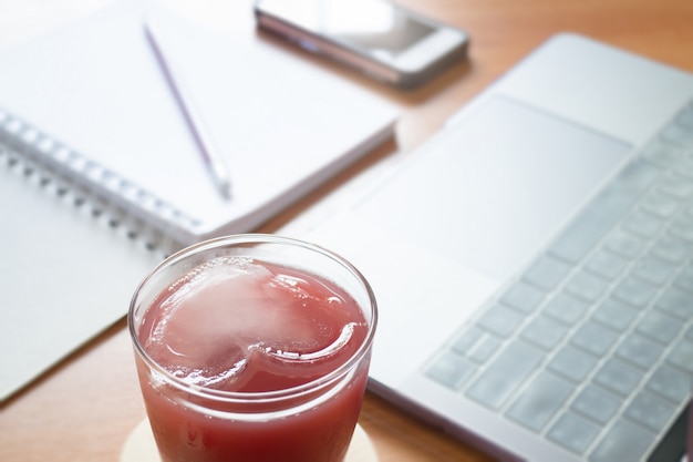 Mischen Sie Fruchtsaft auf Arbeitstisch