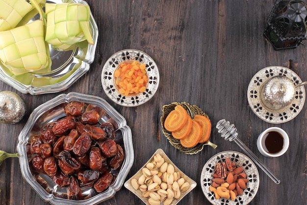 Mischen Sie getrocknete Früchte (Dattelpalmenfrüchte, Pflaumen, getrocknete Aprikosen, Rosinen) und Nüsse und traditionellen arabischen Tee. Ramadan (Ramasan) Essen. Ansicht von oben, Platz kopieren