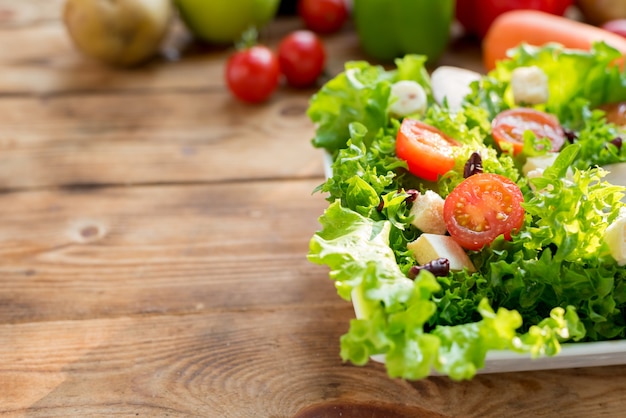 Mischen Sie Salat und gesund. Frisches Bio-Gemüse zum Kochen von Diätkost.