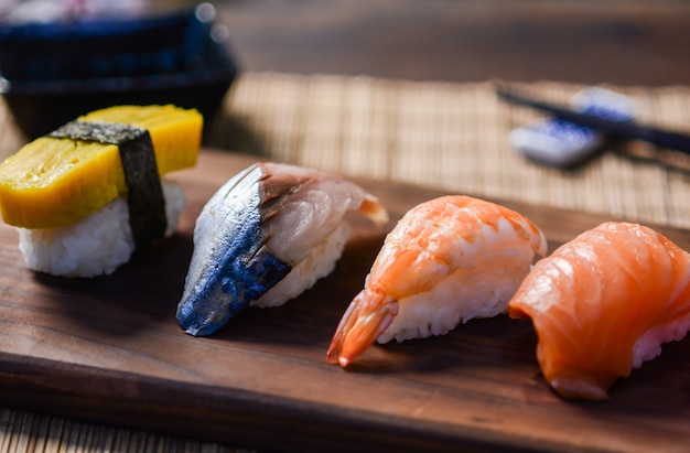 Mischen Sie Sushi auf Holzgericht, Thunfisch, Lachs, Wolfsbarsch, süßem Ei, Garnelensushi, japanischem Essen