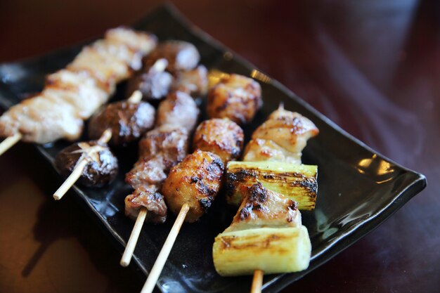 Foto mischen sie yakitori-schweinefleisch und hühnchen japanisches essen?